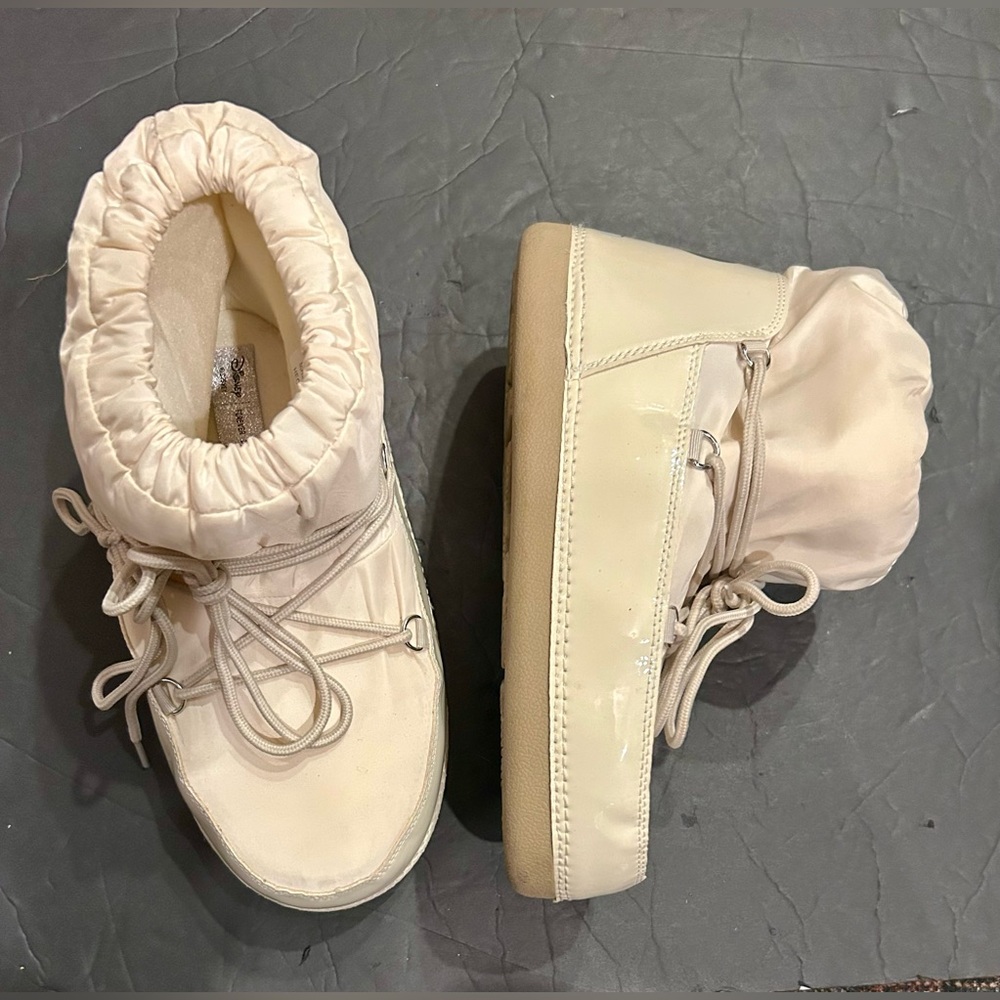 Disney Mickey & Minnie Mouse Boots cream size 10
